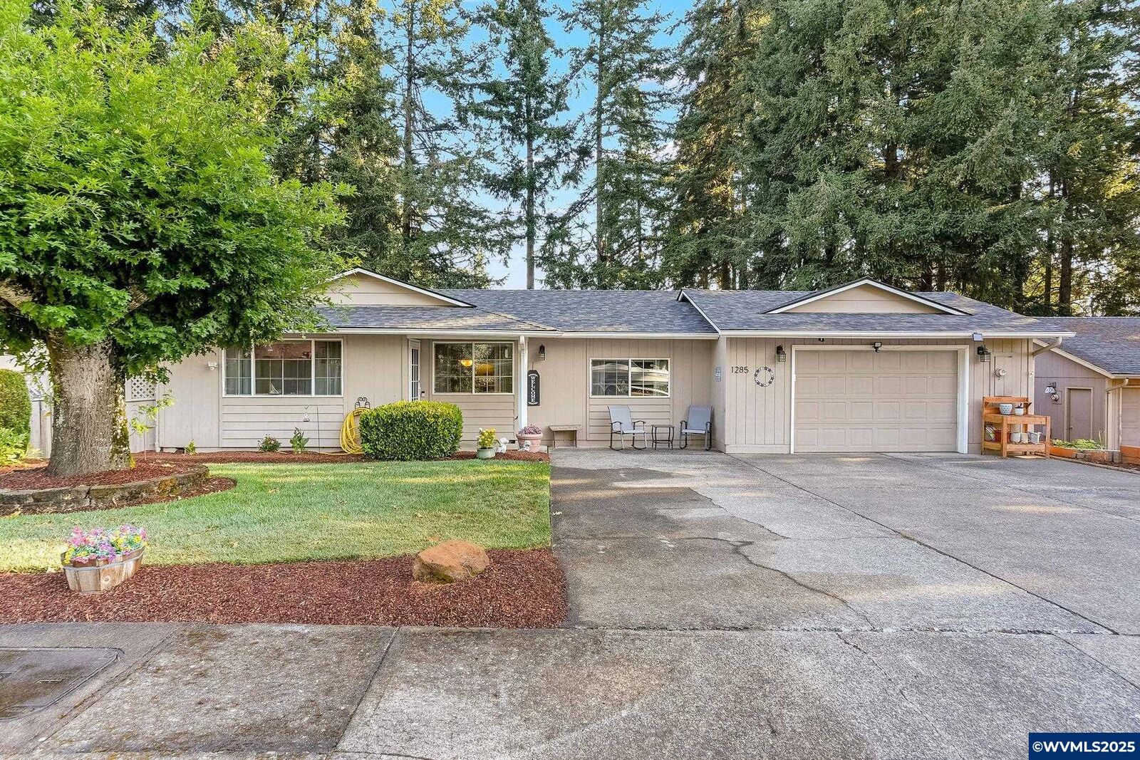 Property Photo: 1285 Dawn Dr OR 97383