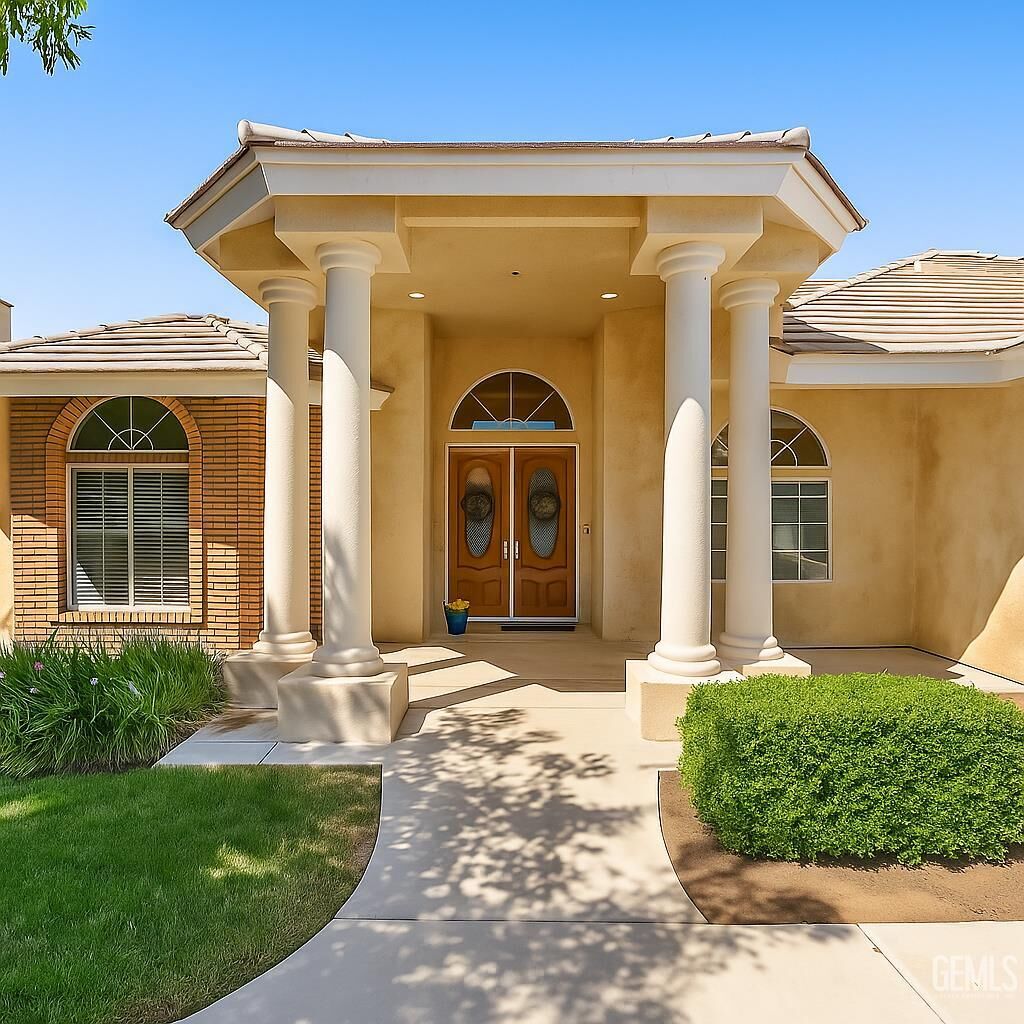Property Photo: 13946 Santa Fe Court CA 93314