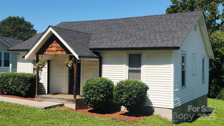 Property Photo: 613 Hillside Street NC 28083