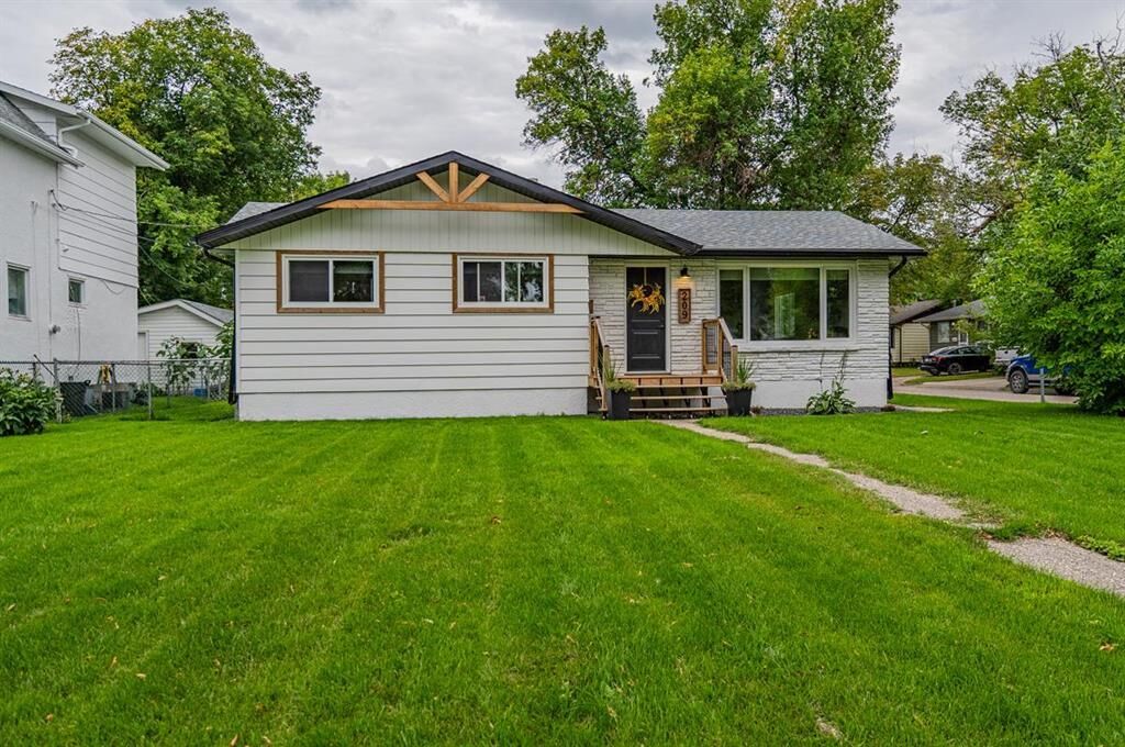 Property Photo: 209 Thackeray Avenue MB R1N 0A8
