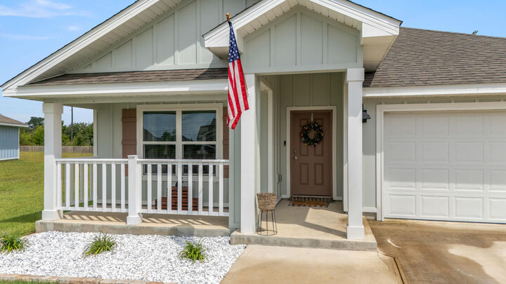 Property Photo: 810 Otto Loop FL 32539