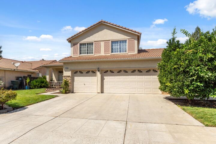 Property Photo: 2290 E Warwick Avenue CA 93720