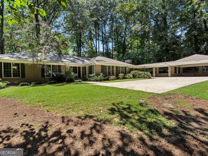 Property Photo:  1190 W Wesley Road NW  GA 30327 