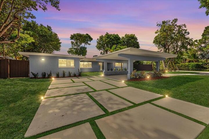 Property Photo: 2117 Coral Gardens Dr FL 33306