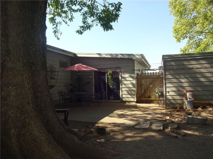 Property Photo:  1009 W Oak Street  KS 67301 