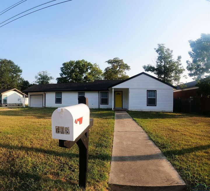 Property Photo: 708 Buffalo St TX 75644