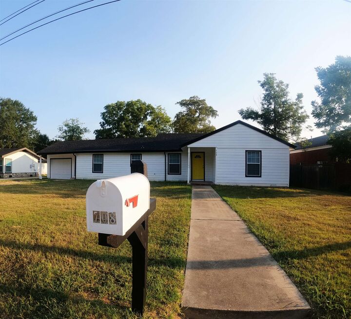 Property Photo: 708 Buffalo St TX 75644