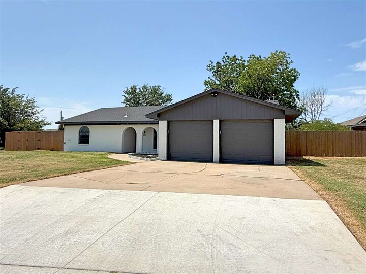 Property Photo: 1715 SE Indiana Ave OK 73501
