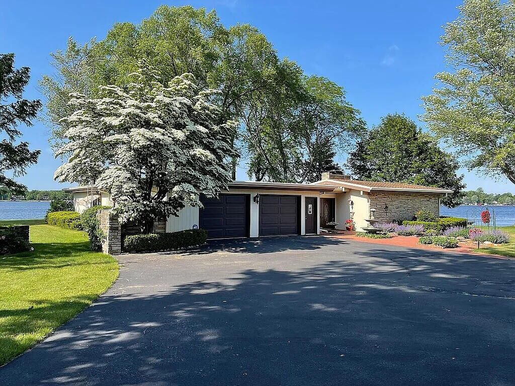 Property Photo: 7206 Beechwood Circle MI 49098-9329