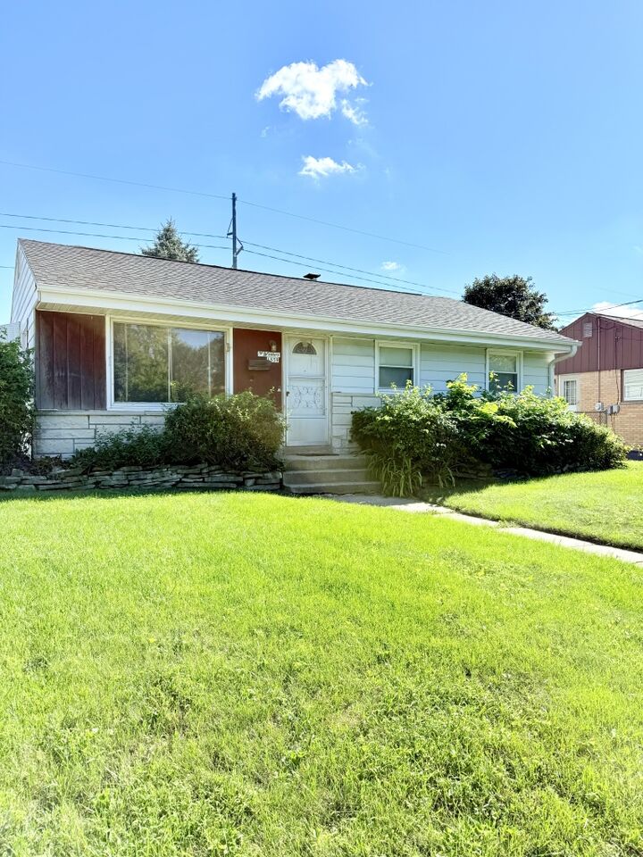Property Photo: 1539 Birch Dr WI 53188