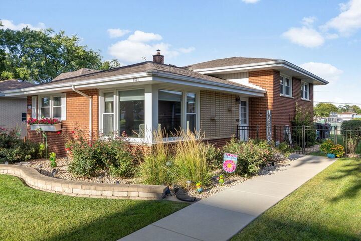 Property Photo:  2401 Mayfair Avenue  IL 60154 