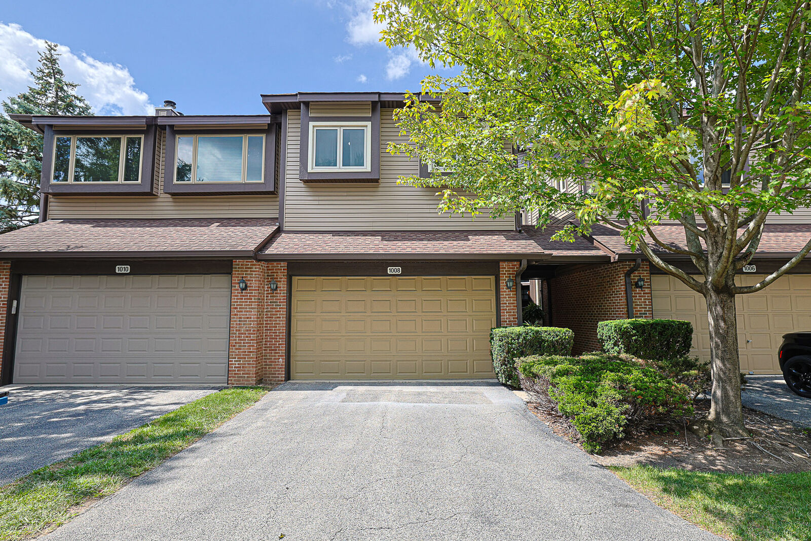 Property Photo: 1008 Arbor Court IL 60056