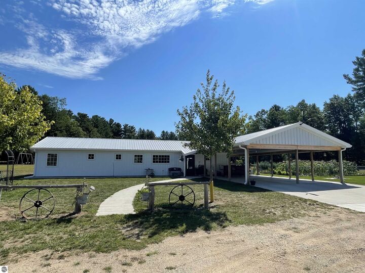 Property Photo: 2492 E Fir Road MI 48625