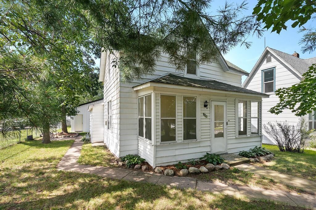 Property Photo:  725 9th Street NE  MN 56345 