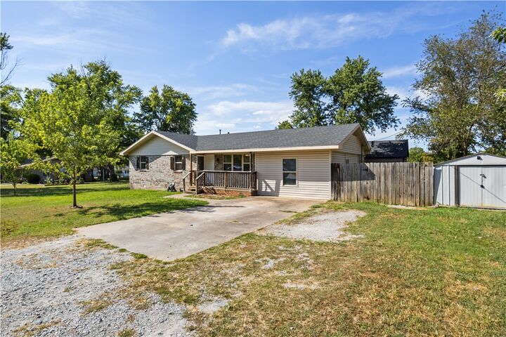 Property Photo:  300 Huntington Street  AR 72736 