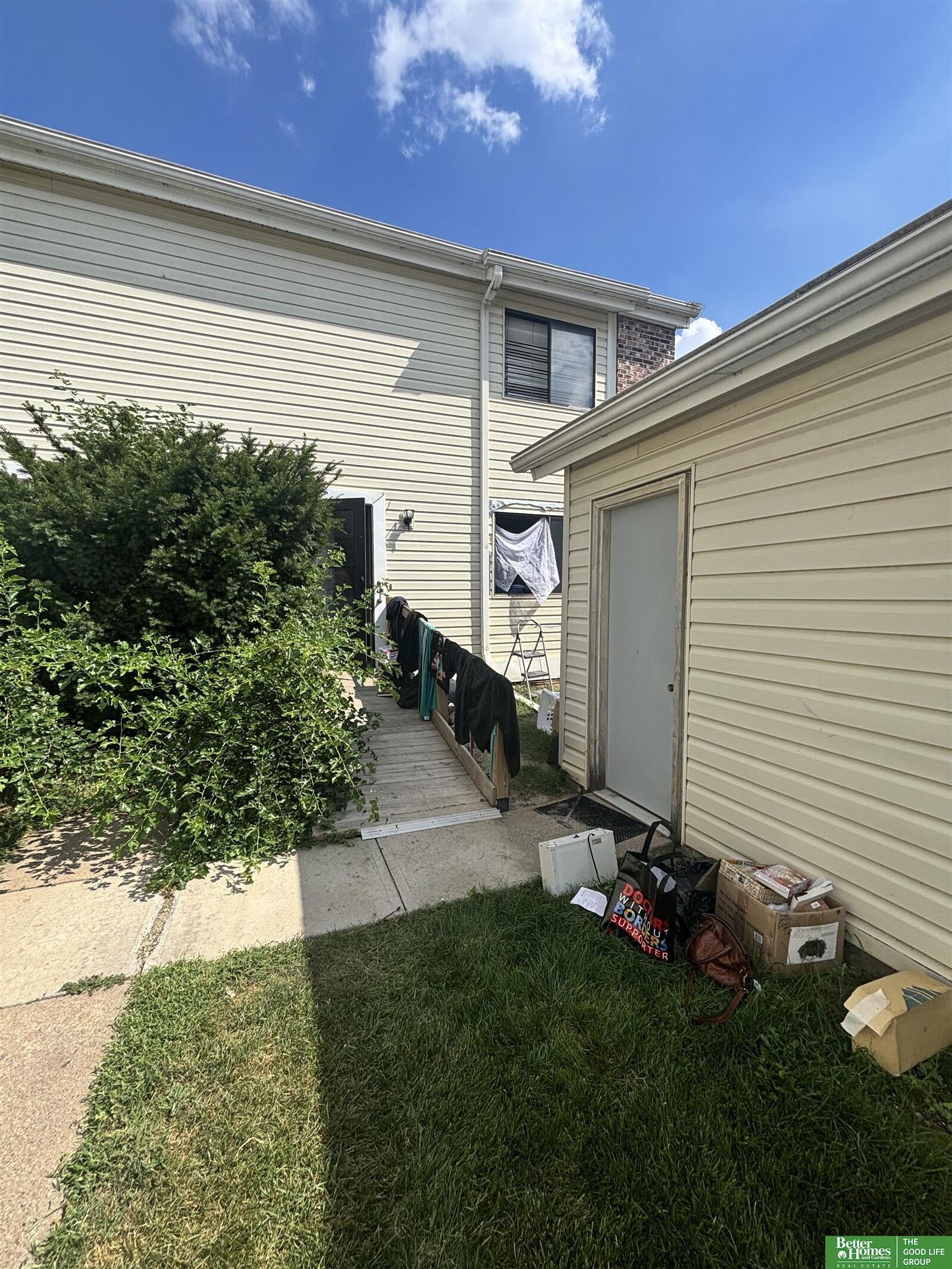 Property Photo: 1011 Willow Avenue NE 68005