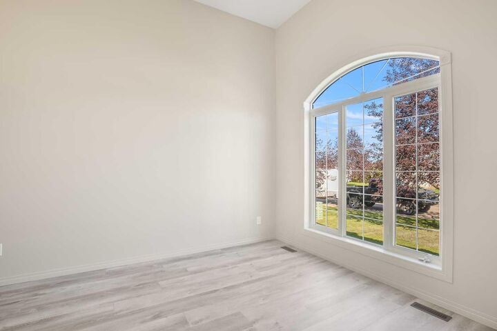 Property Photo: 5841 Park Street AB T4M 0G1