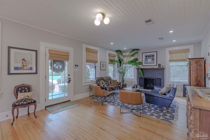 Property Photo:  1706 E Lee St  FL 32503 