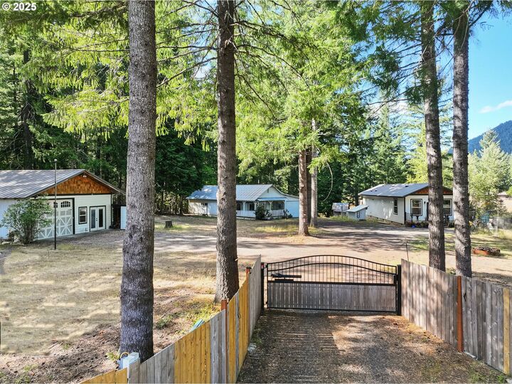 Property Photo:  11 Edgewater Dr  WA 98610 