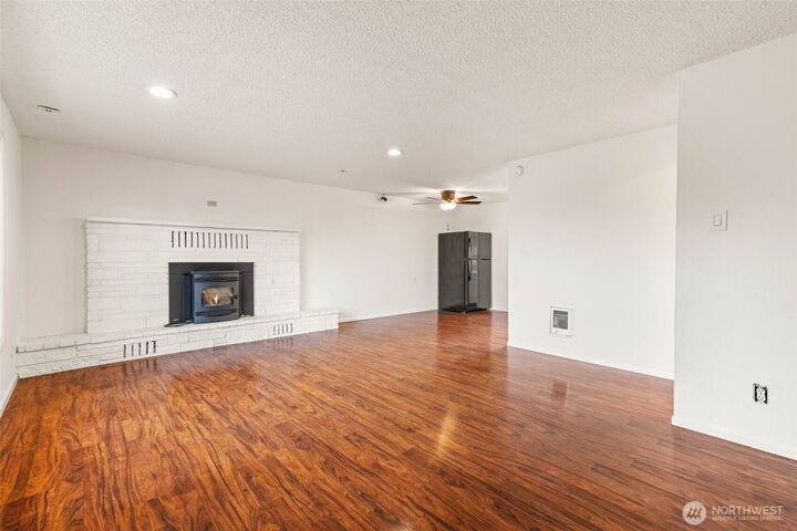 Property Photo:  10710  202nd Avenue E  WA 98391 