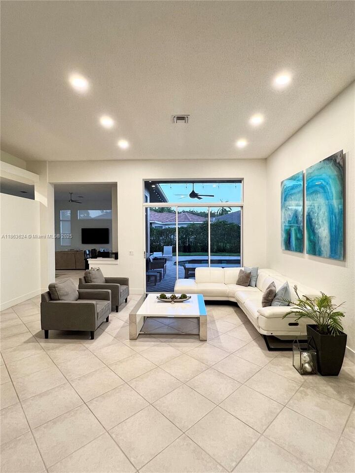 Property Photo: 3806 Oak Ridge Cir 3806 FL 33331