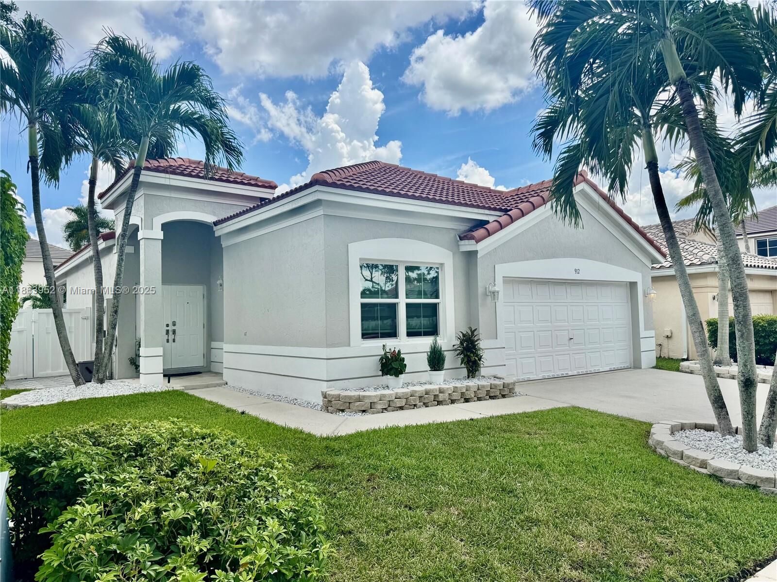 Property Photo: 912 Tanglewood Cir FL 33327