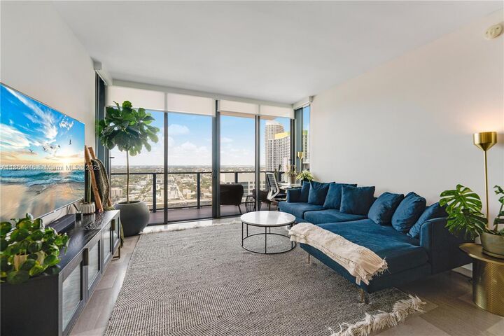 Property Photo: 88 SW 7th St 2910 FL 33130