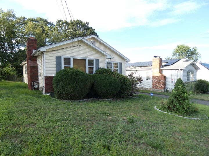 Property Photo: 490 Woodside Avenue CT 06606