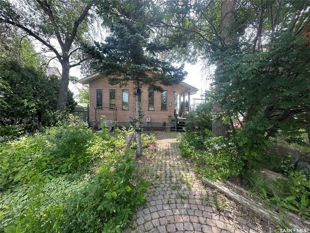 Property Photo: 7 Charles Crescent SK S4T 5X3