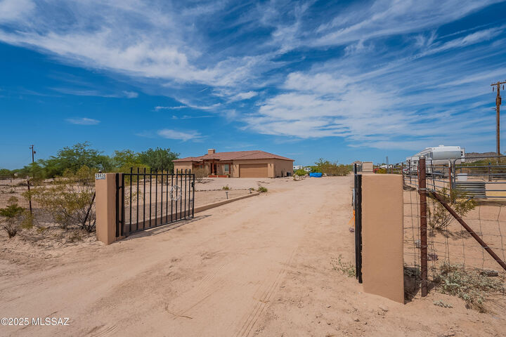 Property Photo: 28436 W Bearskin Road AZ 85193