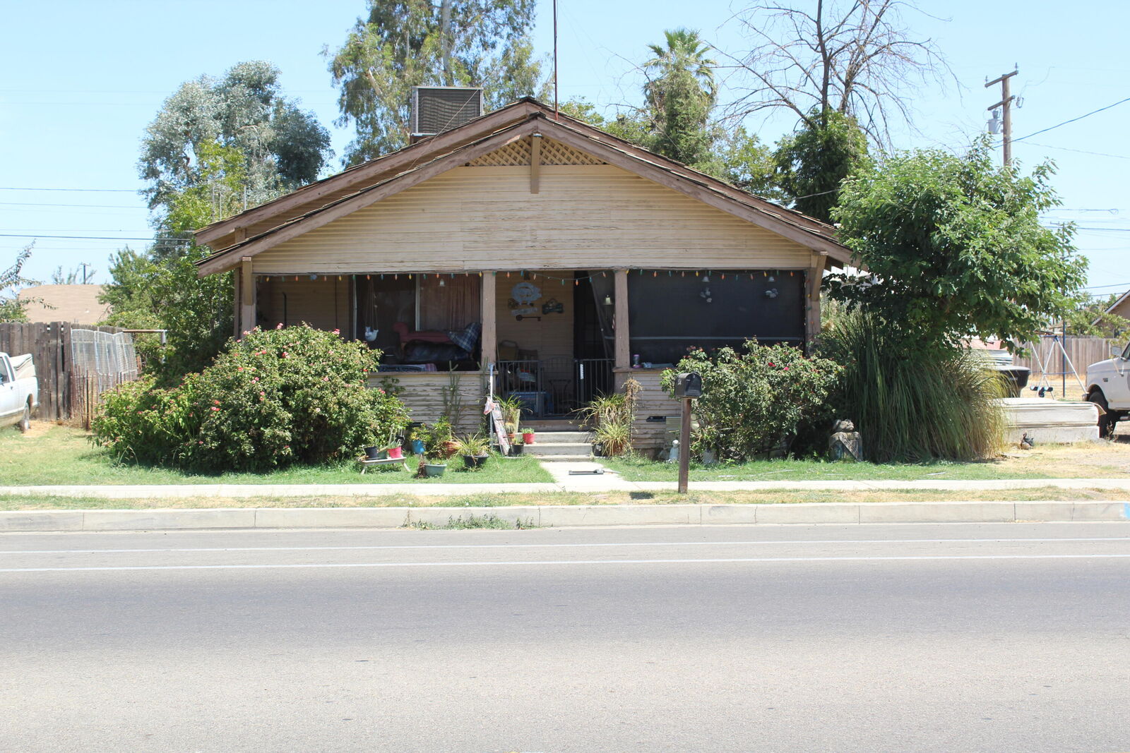 Property Photo: 528 N E Street CA 93274