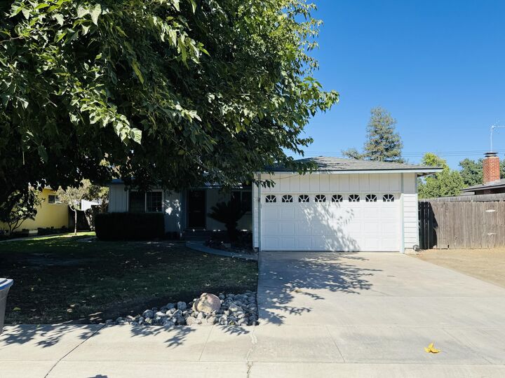 Property Photo:  2537 S Encina Street  CA 93277 