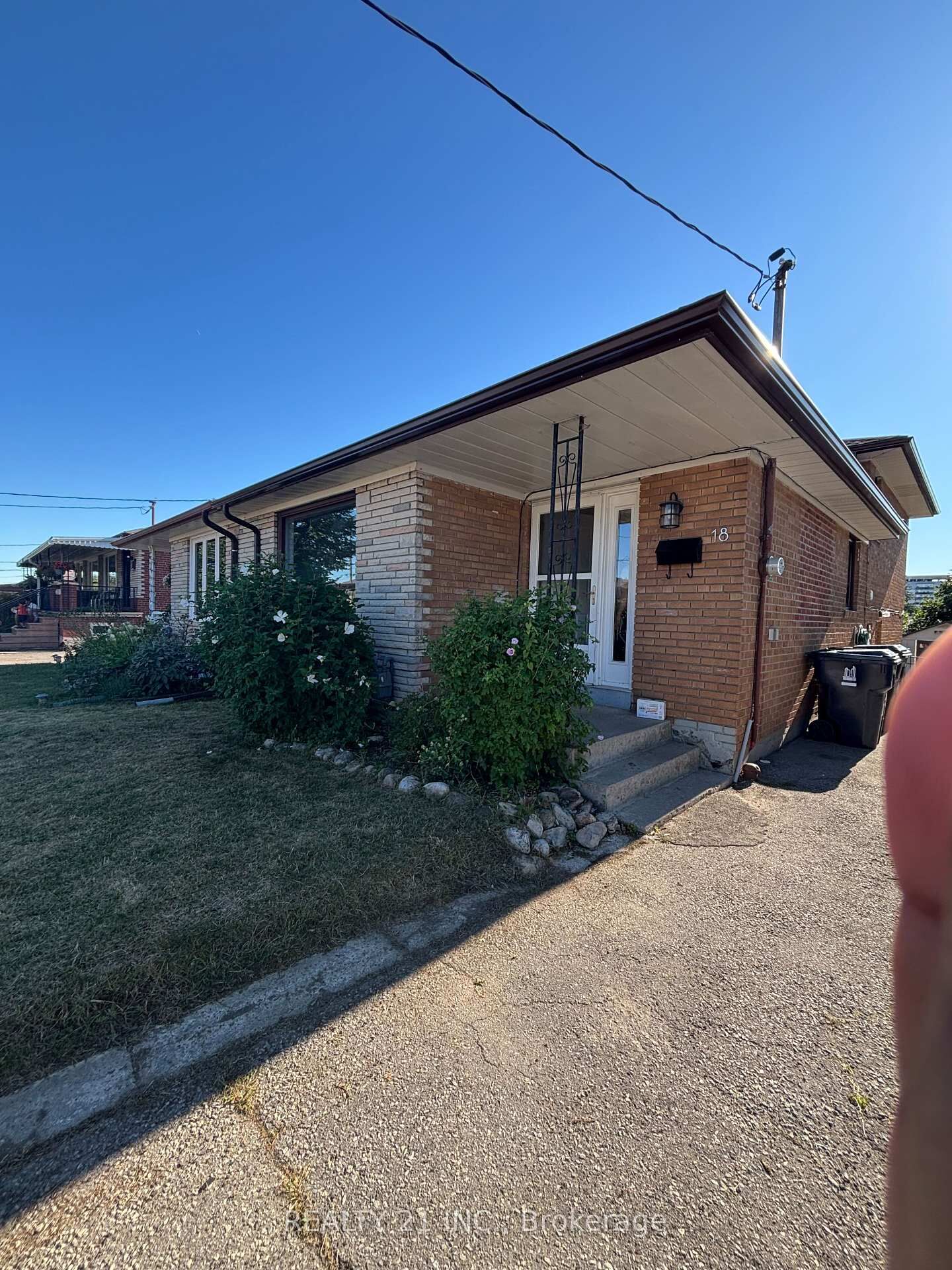 Property Photo:  18 Whitbread Crescent  ON M3L 2A7 