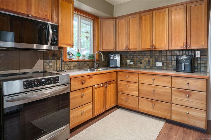 Property Photo: 1813 Northfield Rd BC V9S 3B4