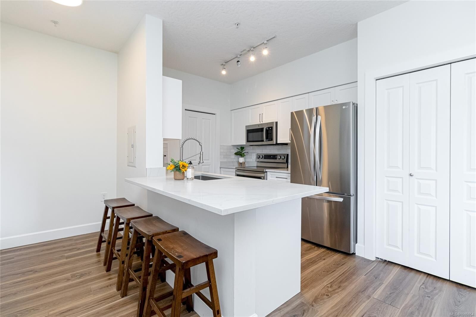 Property Photo:  870 Short St 408  BC V8X 2V5 