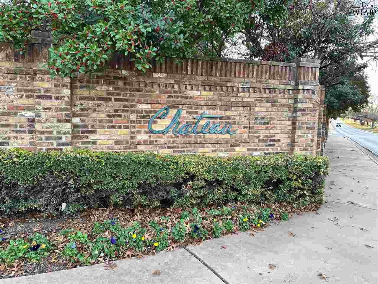 Property Photo: 12 Chateau Court TX 76302