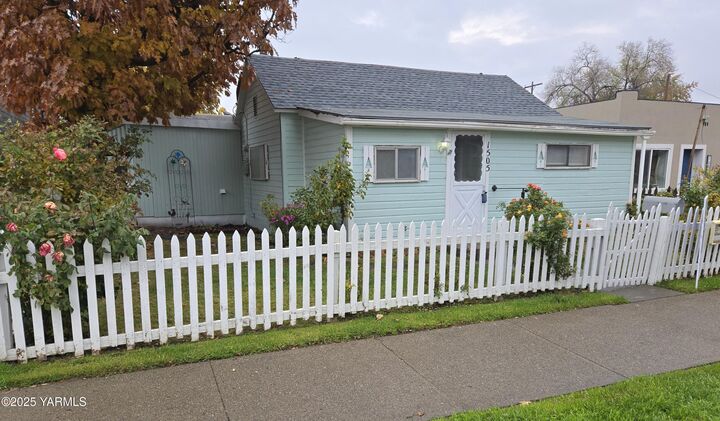 Property Photo: 1505 Fairbanks Ave WA 98902
