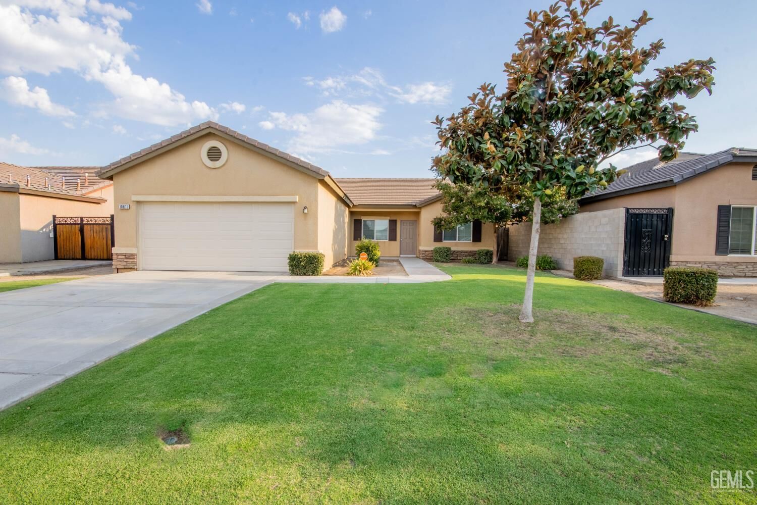 Property Photo:  10811 Alondra Drive  CA 93311 