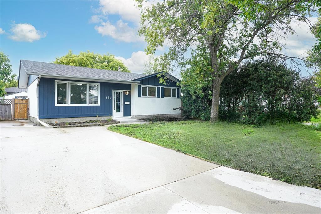 Property Photo: 126 Ravenhill Road MB R2K 3K6