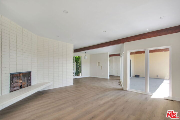 Property Photo:  2121 Stradella Rd  CA 90077 