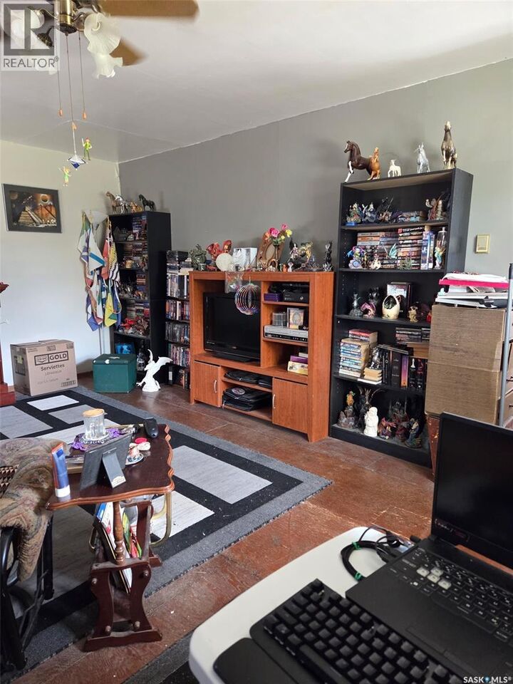 Property Photo:  100 3rd Street W  SK S0C 0K0 