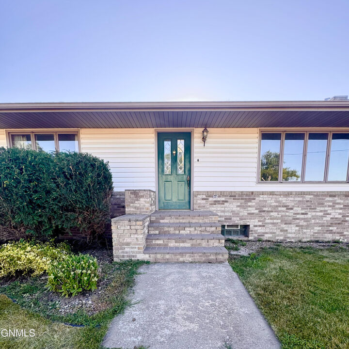Property Photo:  615 Broadway  ND 58561 