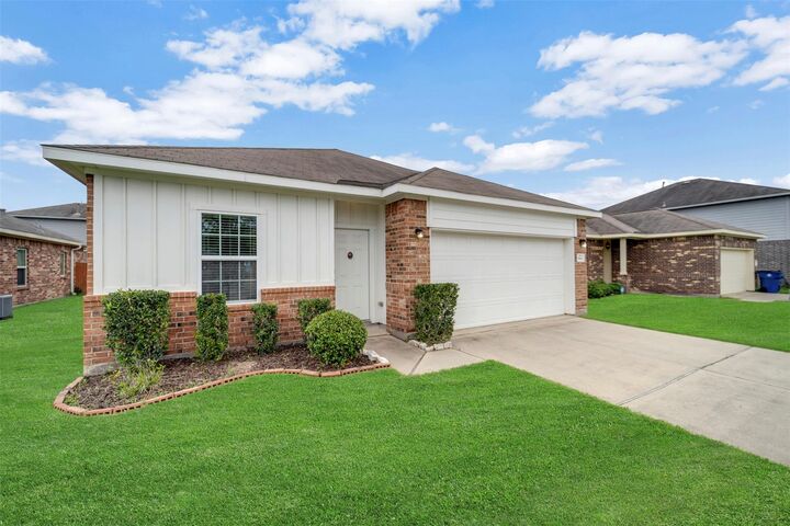 Property Photo: 7908 Beryl Court TX 77591