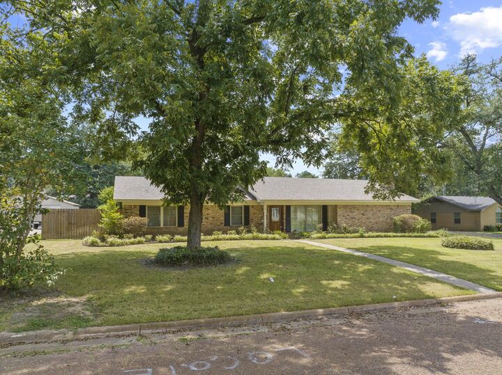 Property Photo: 909 Elizabeth St TX 75644