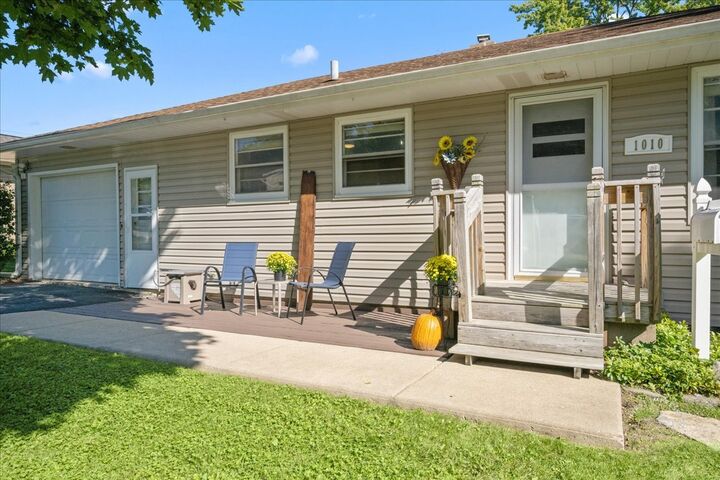 Property Photo:  1010 Walnut Street  IL 60174 