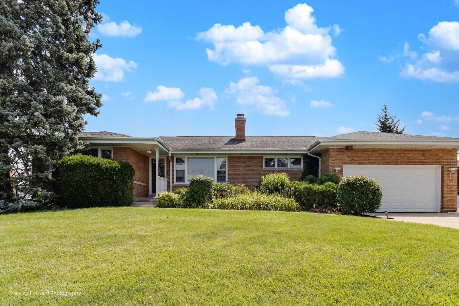 Property Photo: 125 N Oak Leaf Drive IL 60101