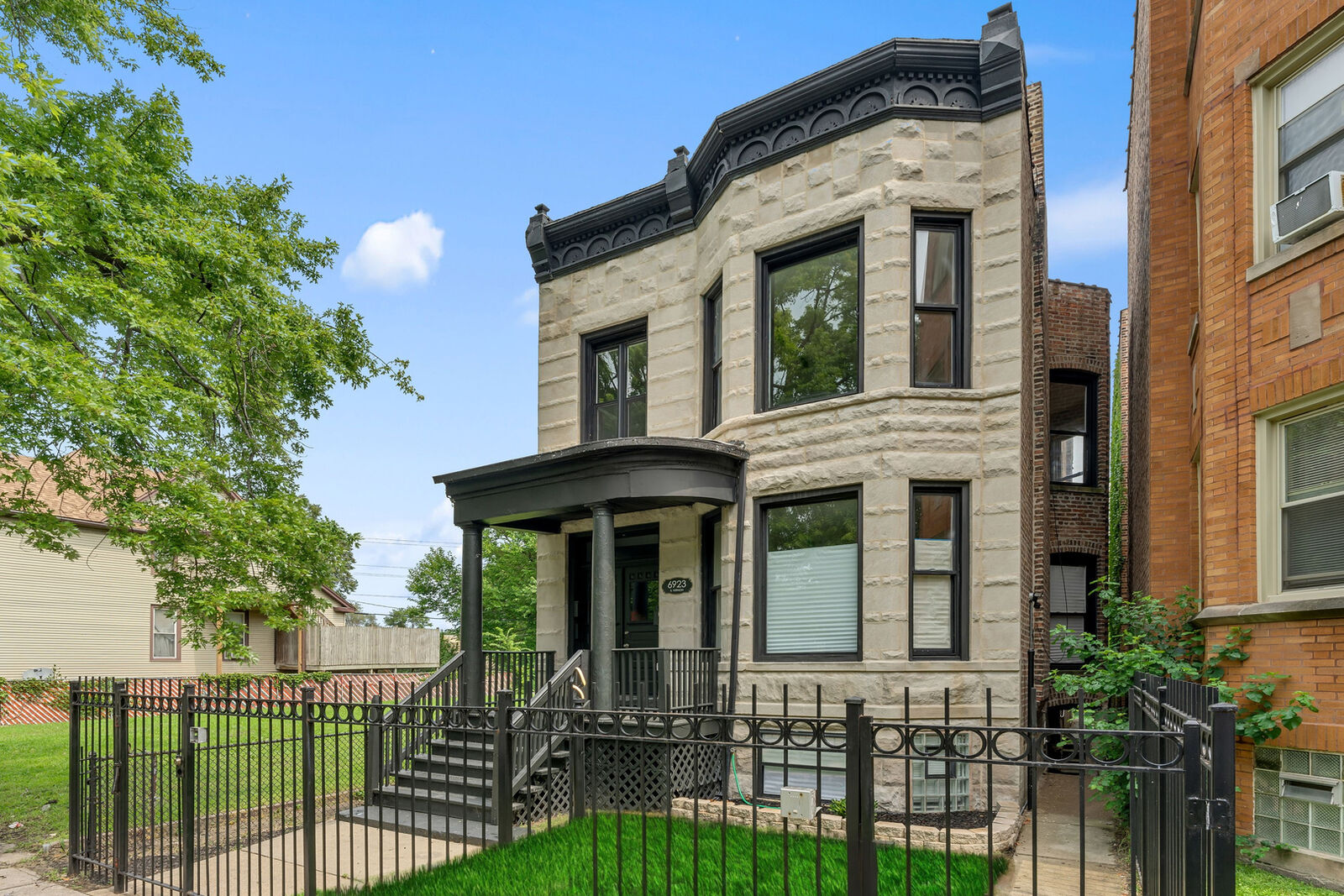 Property Photo: 6923 S Vernon Avenue IL 60637