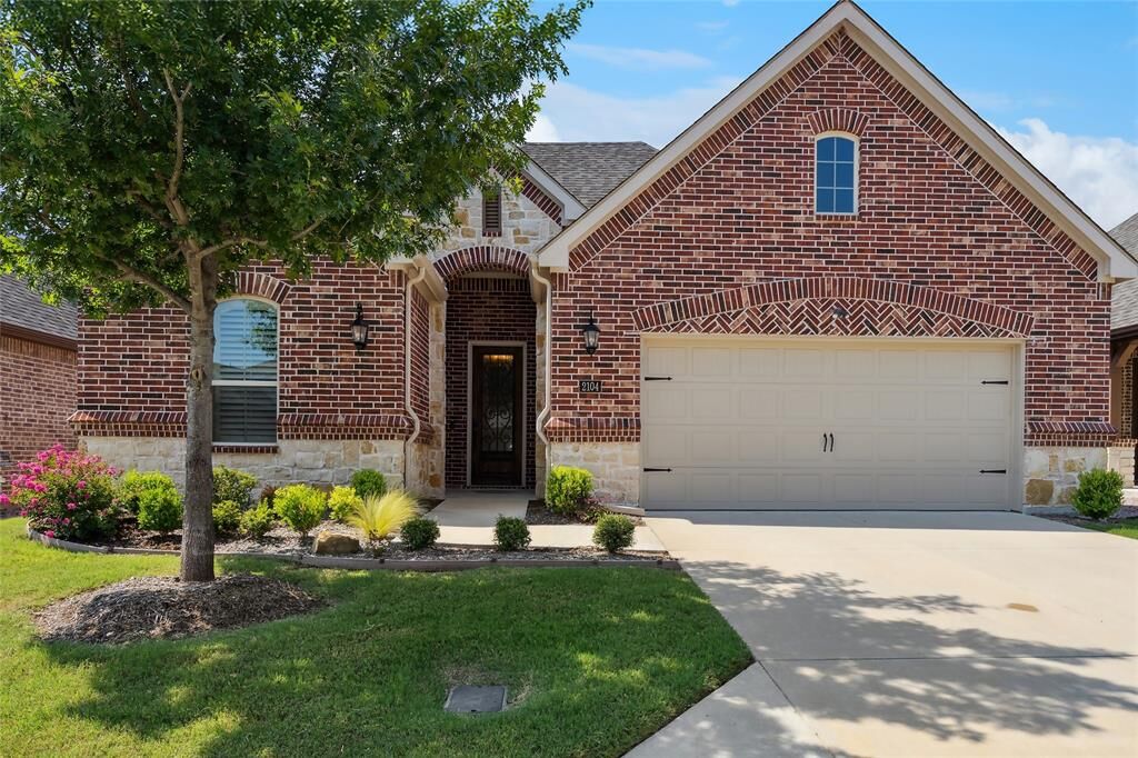 Property Photo: 2104 Ladera Way 2104 TX 76063