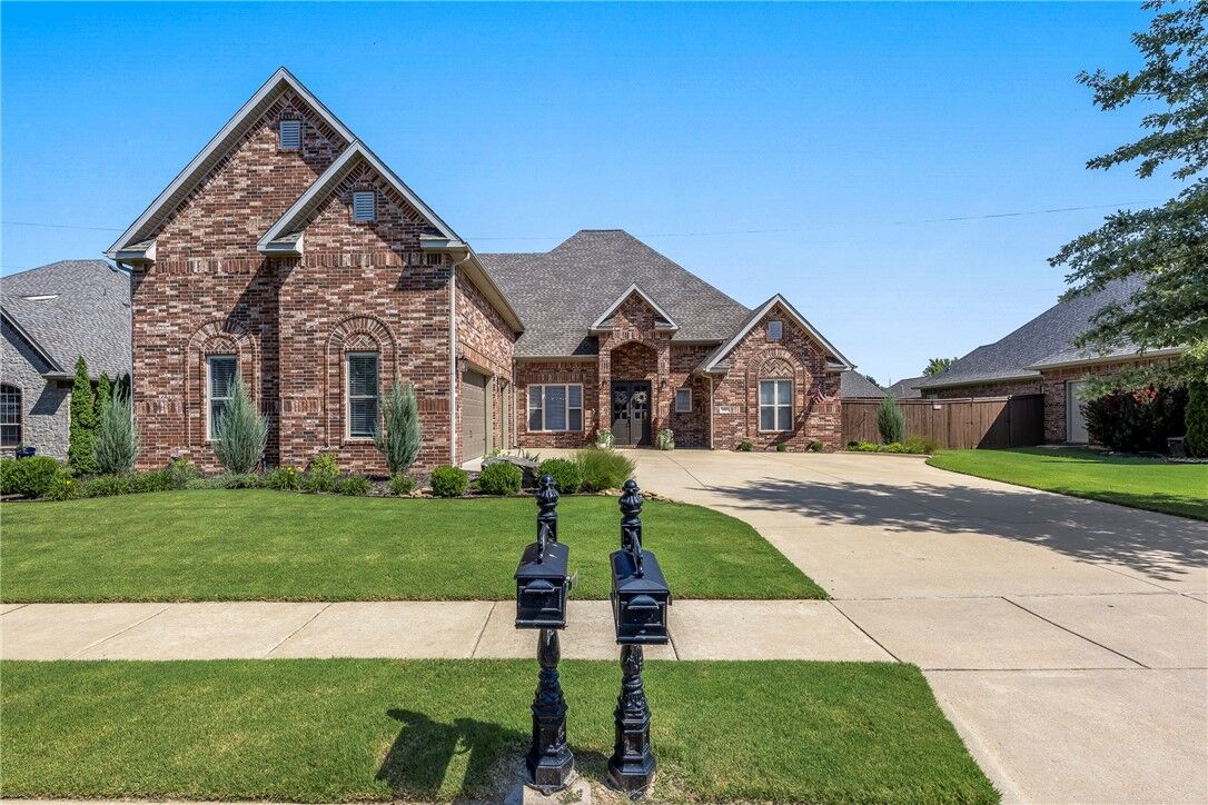 Property Photo:  800 SW Thorncroft Avenue  AR 72713