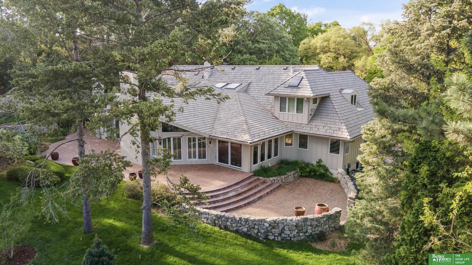 Property Photo: 9465 Jackson Circle NE 68114